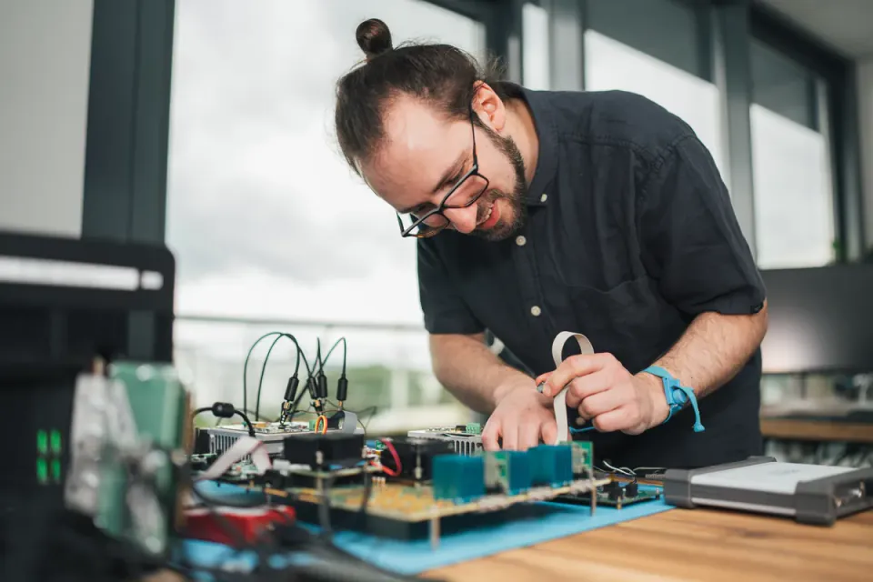 Entwickler integriert Firmware auf Embedded-Hardware